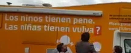 Hazte Oír incluye los signos de interrogación en el lema de su autocaravana para cumplir con lo dictado por el juez